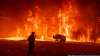 آتش‌نشانان استرالیایی در تلاش برای خاموش کردن آتش در جنگل‌های اطراف دریاچه کانجول در جنوبی غربی شهر سیدنی.
